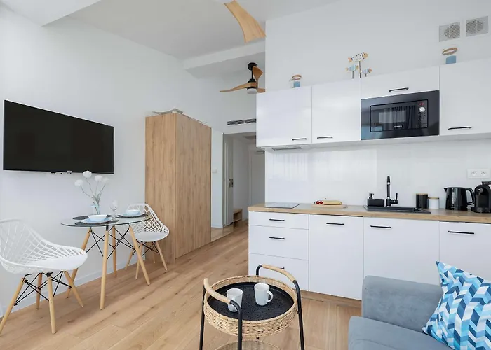 Modern & Spacious Marynarska By Renters Sarbinowo