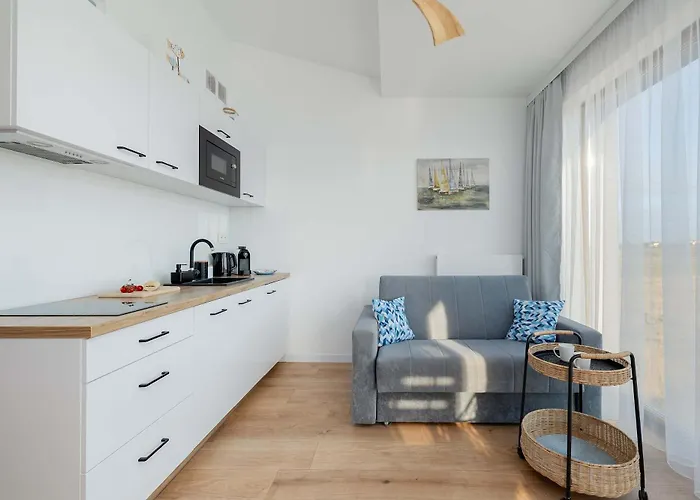Modern & Spacious Marynarska By Renters شقة